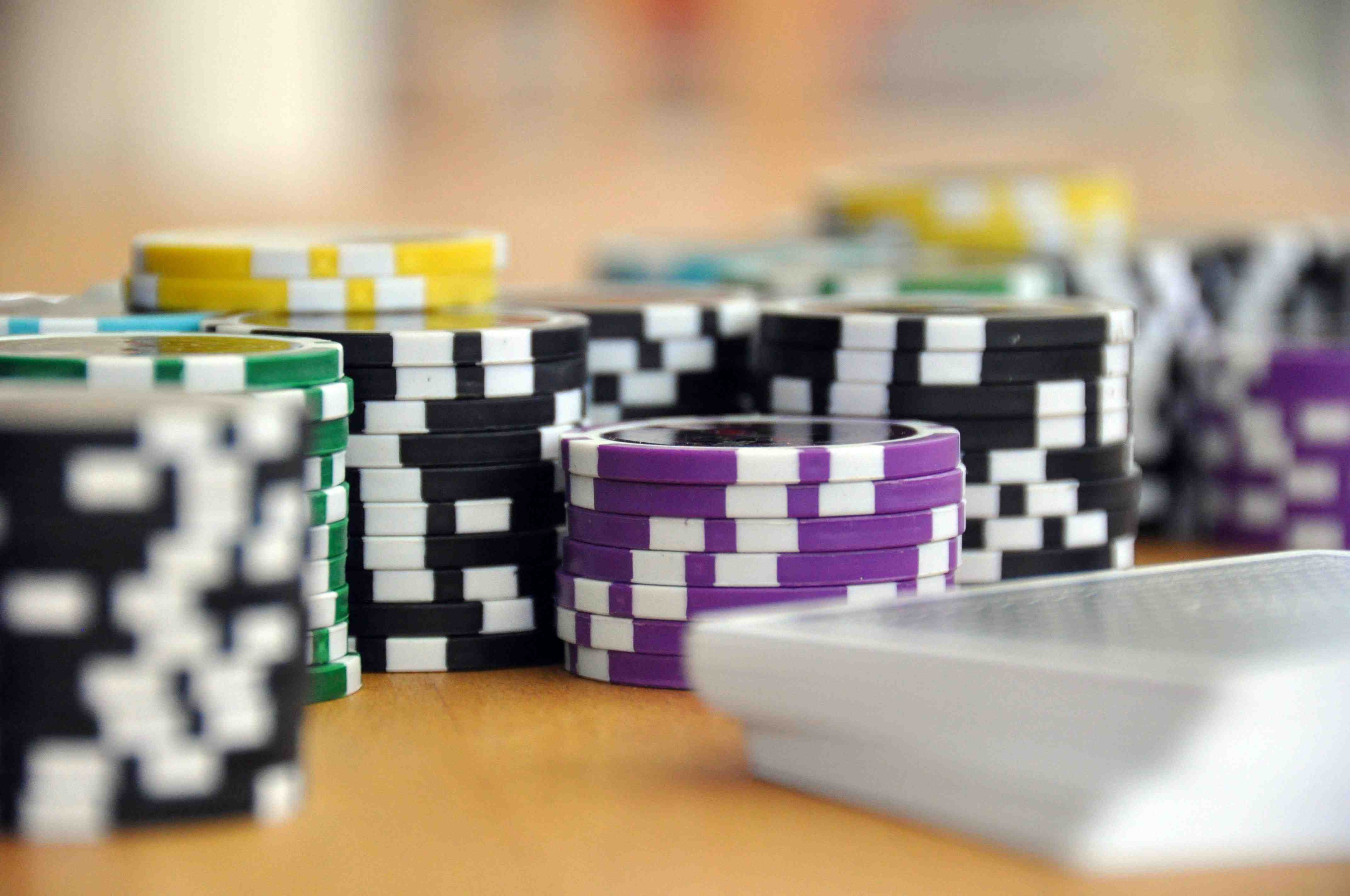 Pengguna menikmati taruhan olahraga dan permainan kasino di slotvip via ponsel